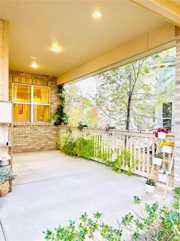 a view of livingroom with green space