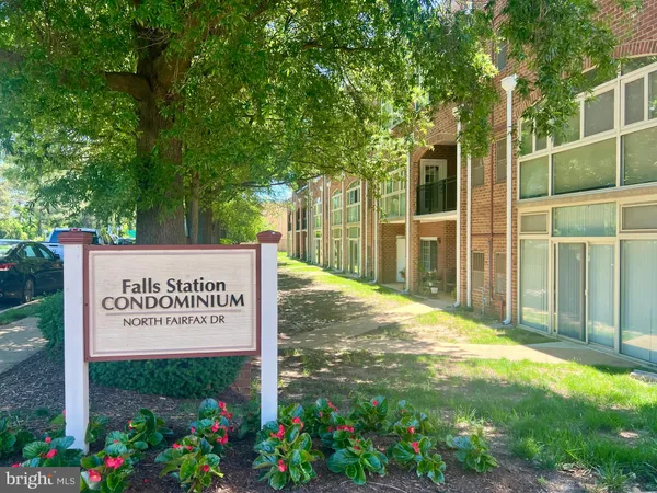 $3,200 | 6924 Fairfax Drive, Unit 132, Arlington, VA 22213