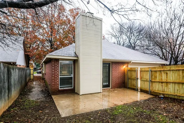 a view of a house with a backyard