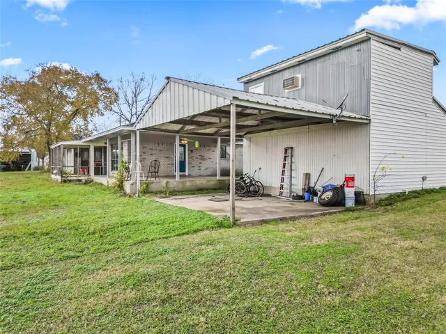 a view of a house with backyard and porch