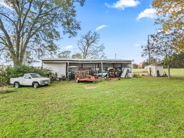 a view of a house with backyard