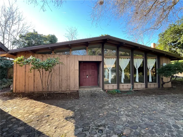 a view of a house with a backyard