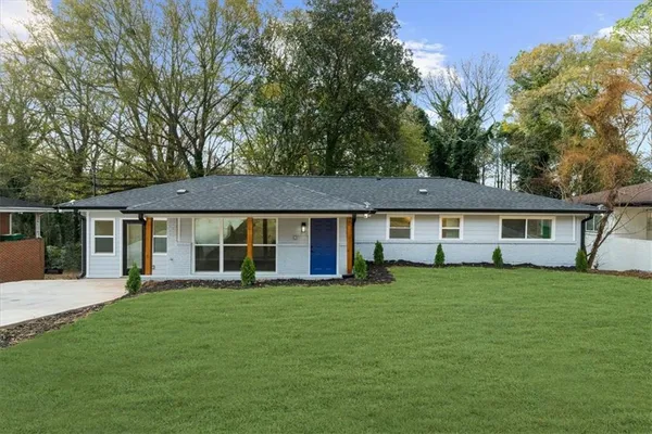 a view of a house with a yard