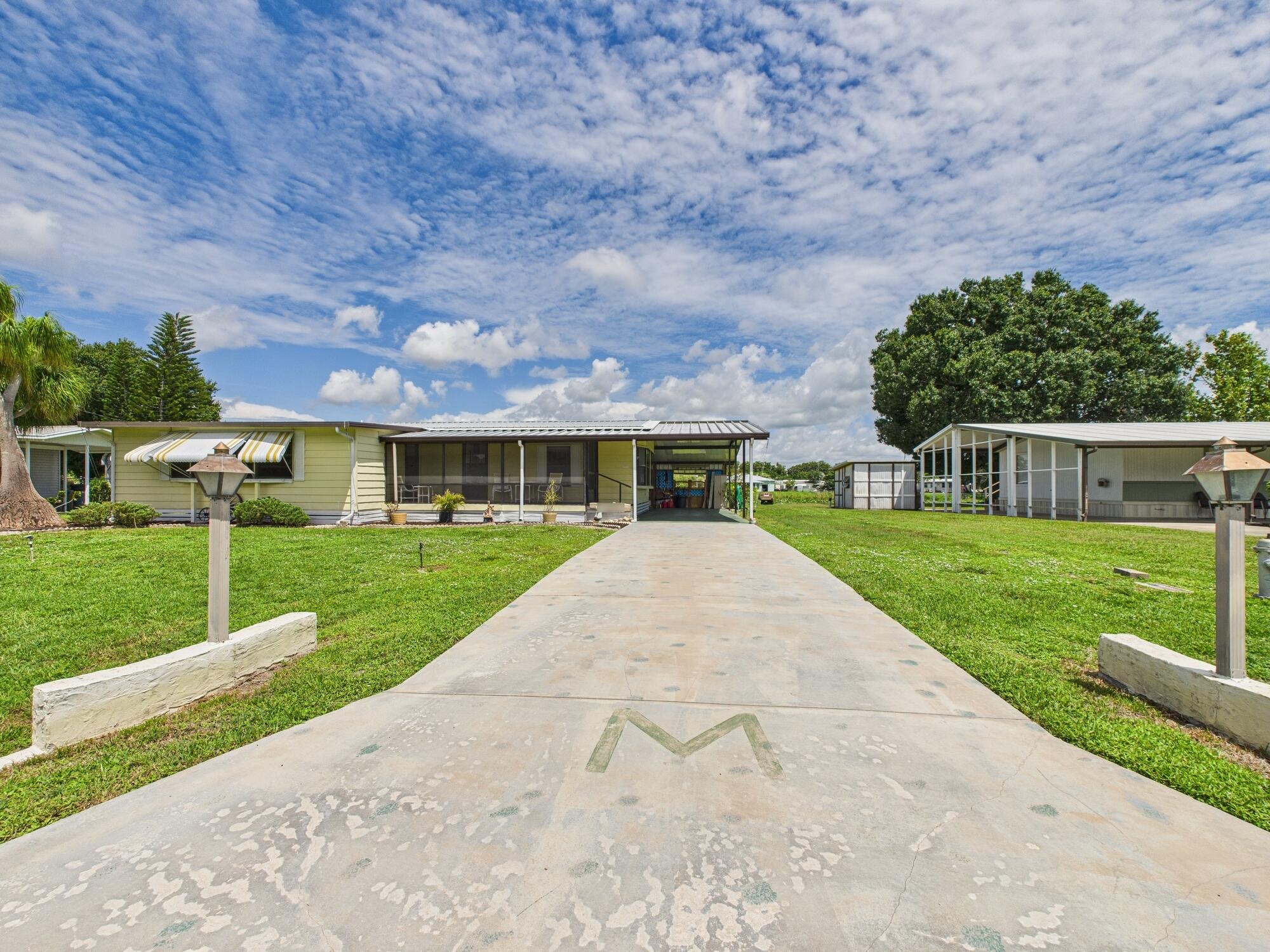 2001 Southeast 27th Street Okeechobee, FL 34974 - Photo 4 of 57 a front view of house with yard