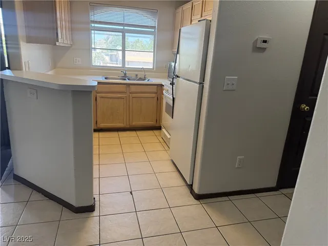 $1,000 | 4500 West Lake Mead Boulevard, Unit 202, Las Vegas, NV 89108