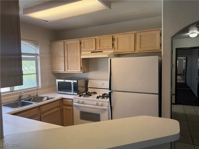 $1,000 | 4500 West Lake Mead Boulevard, Unit 202, Las Vegas, NV 89108