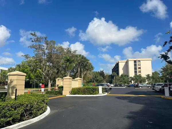 $2,500 | 800 Northeast 195th Street, Unit 501, Miami, FL 33179