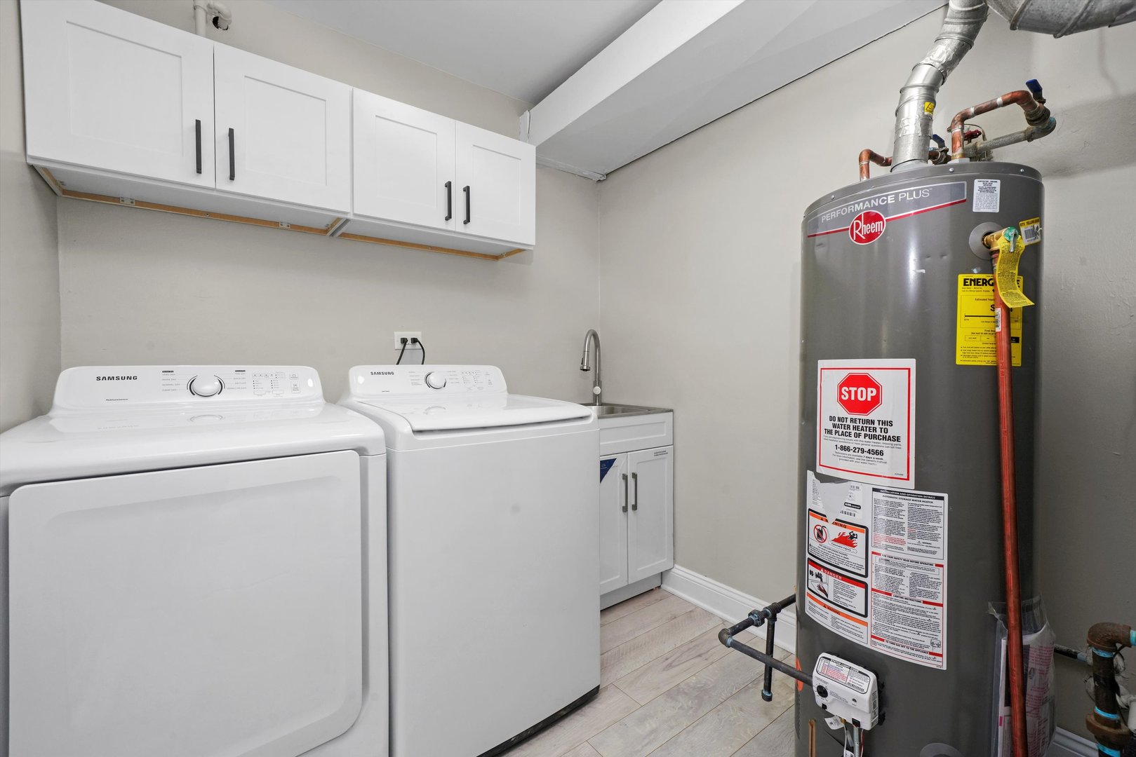 5206 State Road Burbank, IL 60459 - Photo 2 of 5 a utility room with dryer and washer