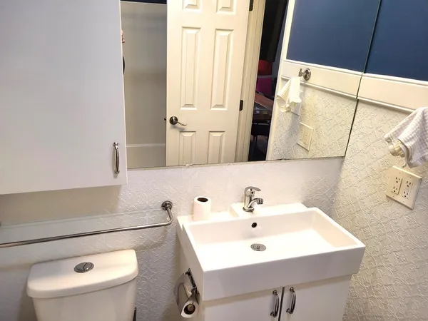 $995 | 815 Clay Street, Unit A, Raleigh, NC 27605