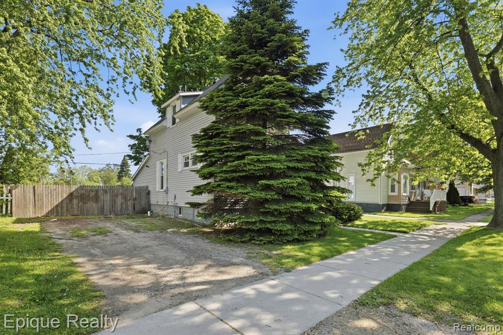 1301 Myrtle Street Port Huron, MI 48060 - Photo 3 of 26