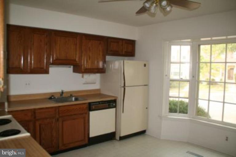 11987 Sentinel Point Court Reston, VA 20191 - Photo 2 of 8 Bay Window and Lots of Table Space