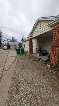 a view of a house with backyard