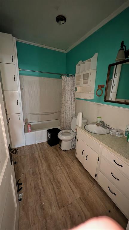 405 West Elm Street Olney, TX 76374 - Photo 7 of 13 a spacious bathroom with a double vanity sink and a mirror