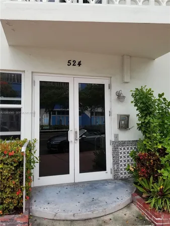 $1,800 | 524 Washington Avenue, Unit 203, Miami Beach, FL 33139