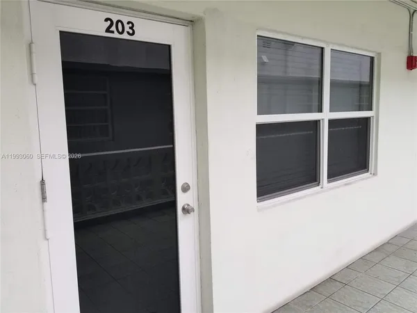 $1,800 | 524 Washington Avenue, Unit 203, Miami Beach, FL 33139
