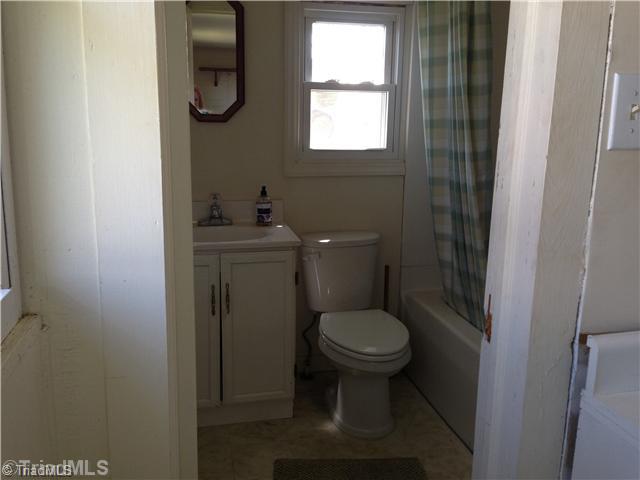 744 Old Byerly Road Clemmons, NC 27012 - Photo 10 of 16 Bath.