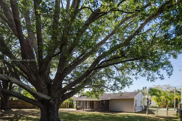 $317,500 | 332 Southwest Voltair Terrace, Port St. Lucie, FL 34984