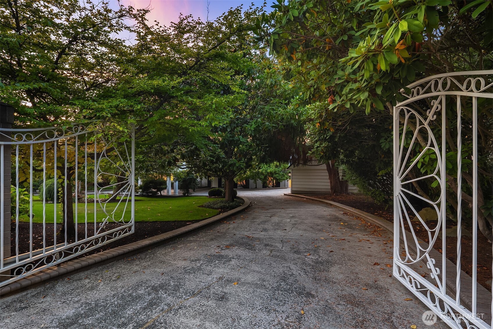 3727 Shore Avenue Everett, WA 98203 - Photo 4 of 40 a view of a backyard