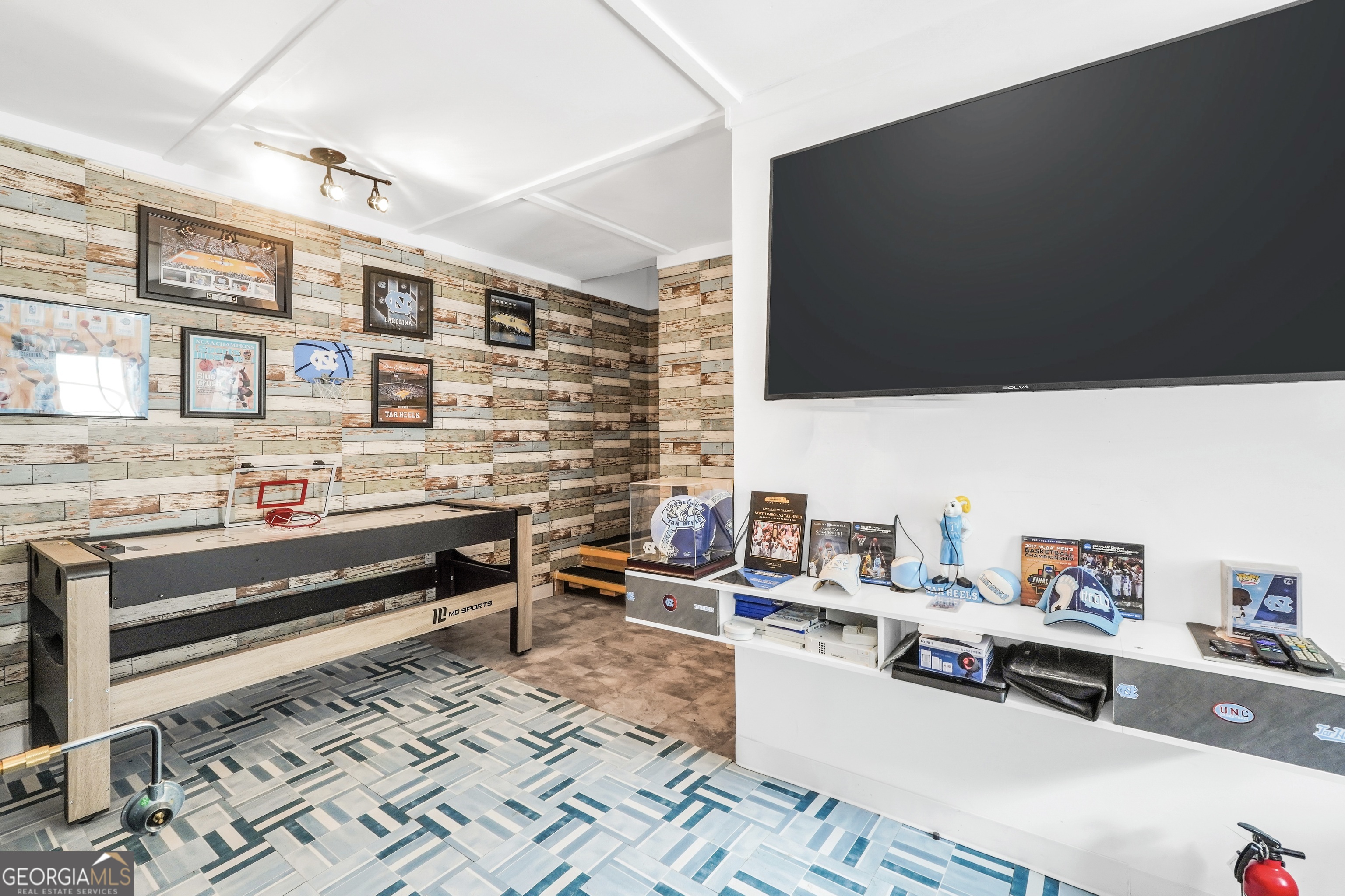 800 Rock House Road Senoia, GA 30276 - Photo 22 of 23 a room with furniture