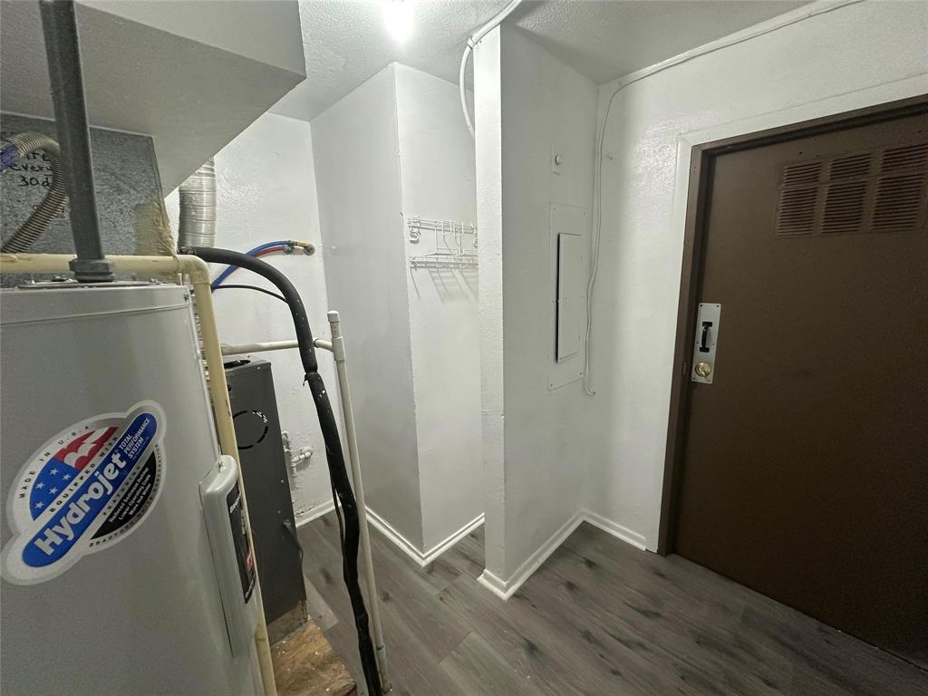 4723 North Loy Lake Road Sherman, TX 75092 - Photo 14 of 16 a view of walk in closet