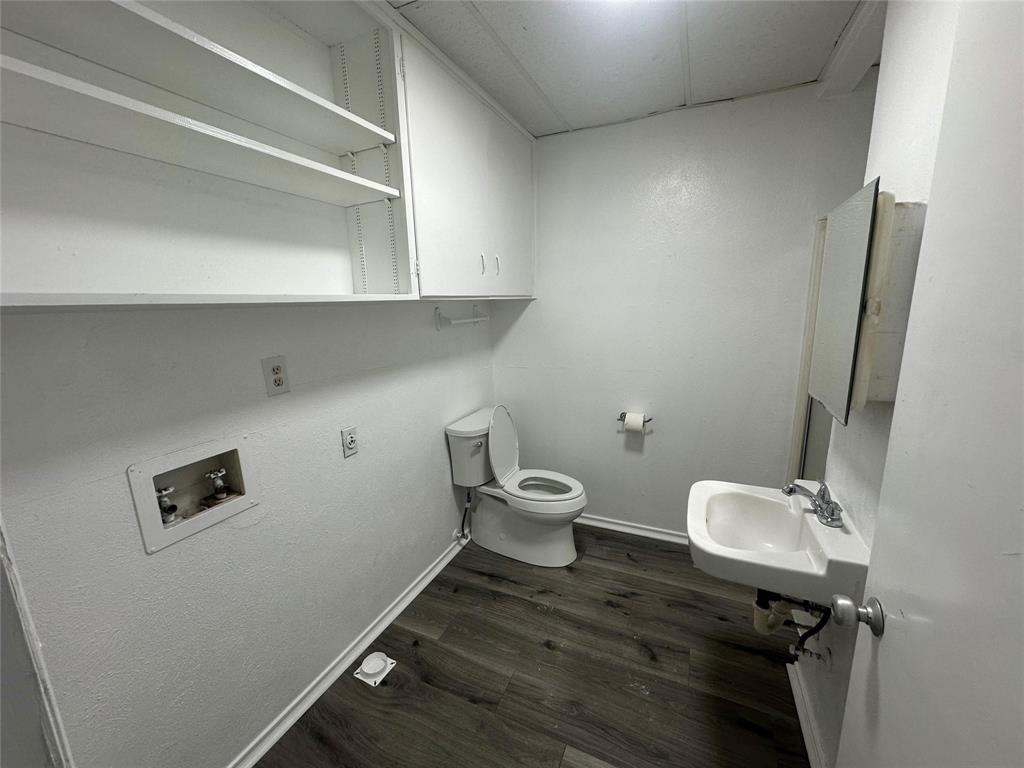 4723 North Loy Lake Road Sherman, TX 75092 - Photo 4 of 16 a bathroom with a toilet