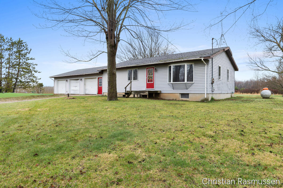 675 East Sessions Road Sheridan, MI 48884 - Photo 2 of 20 House from SE