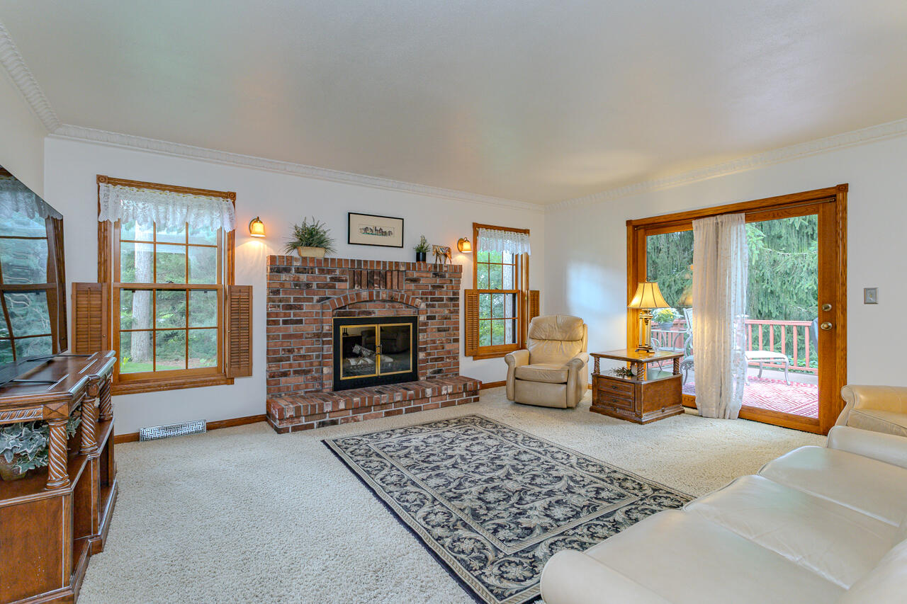2140 Shadow View Circle Plover, WI 54467 - Photo 13 of 48 Living Room