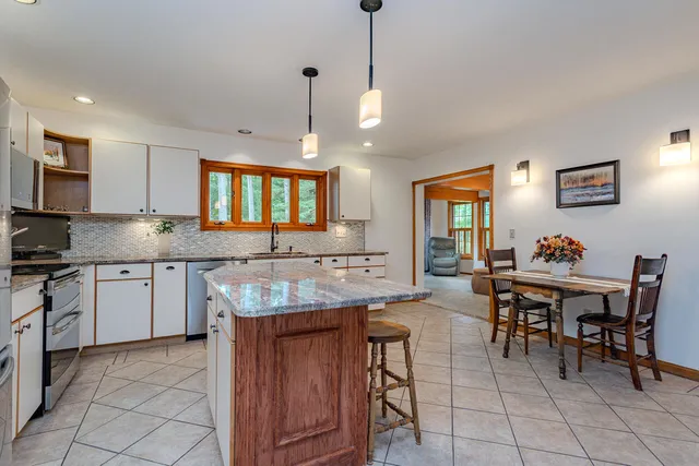 $530,000 | 2140 Shadow View Circle, Plover, WI 54467