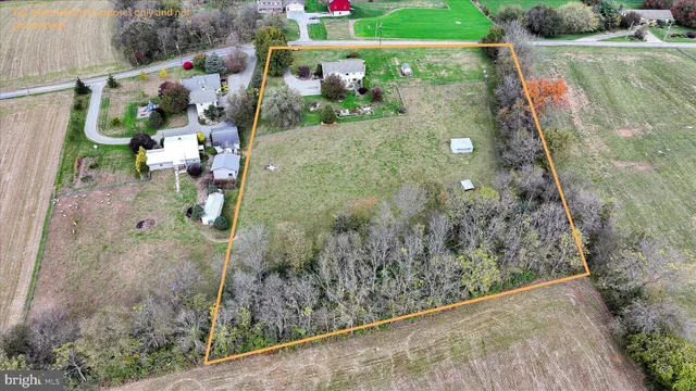 an aerial view of a houses with outdoor space and lake view