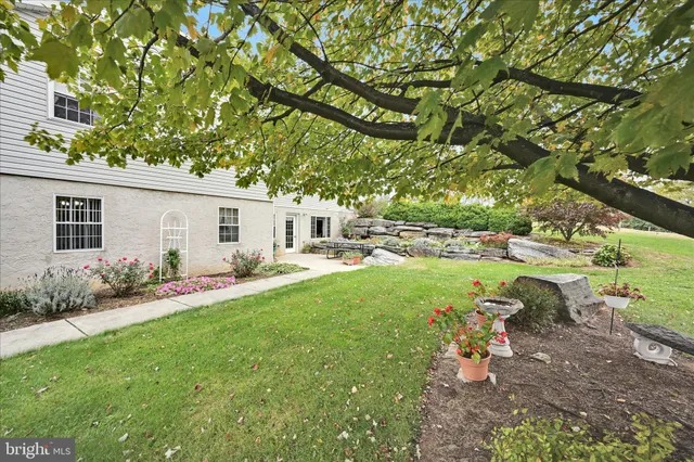 a view of a house with backyard and garden
