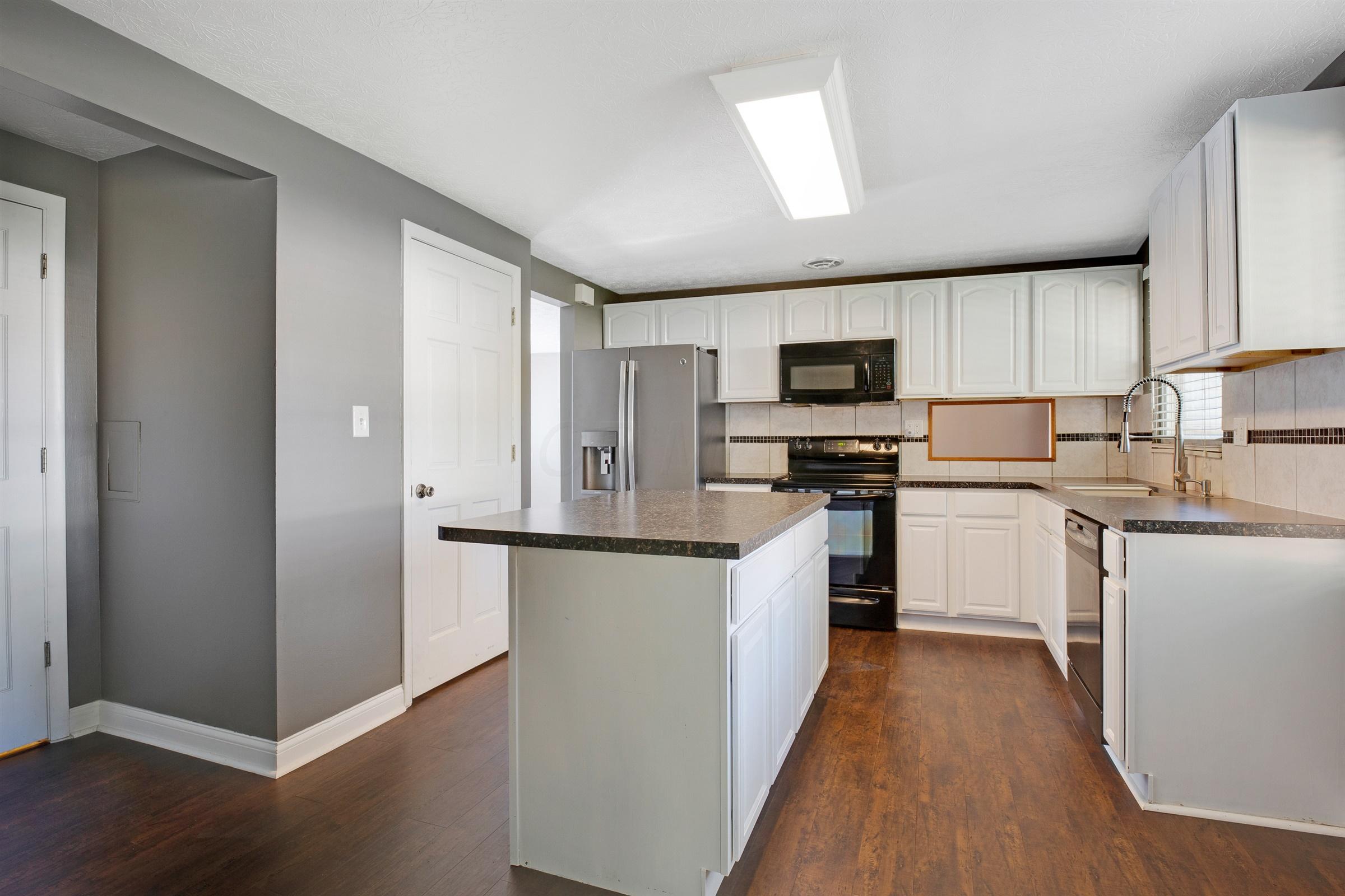 6413 Deer Ridge Lane Columbus, OH 43229 - Photo 9 of 31