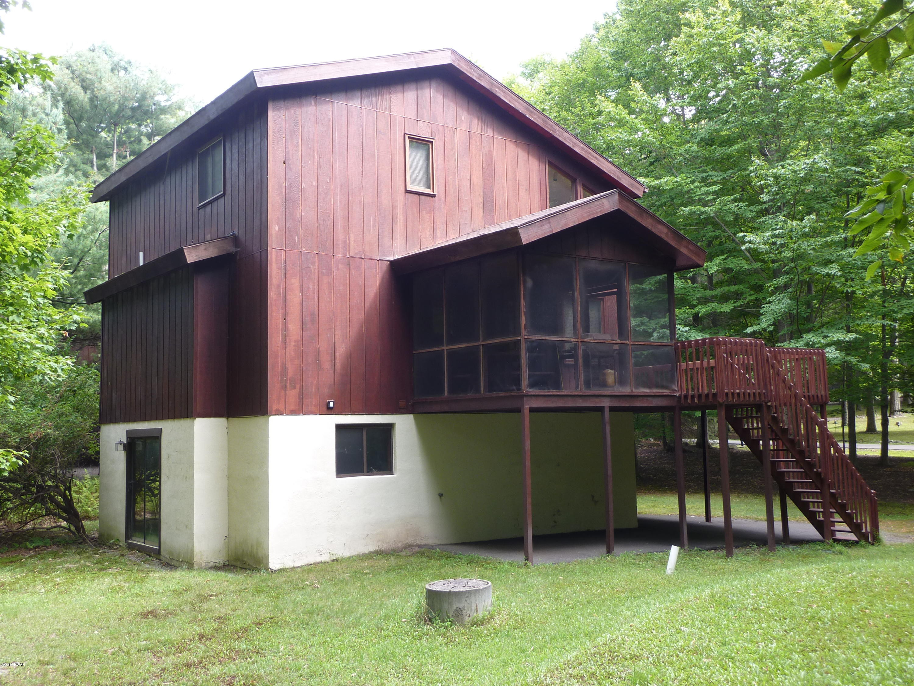 106 Valley Run Road Greentown, PA 18426 - Photo 5 of 21 a backyard of a house with table and chairs