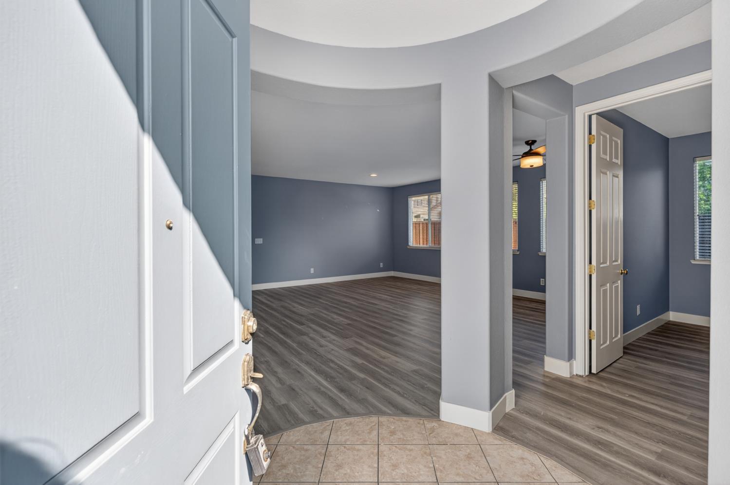 9234 Rushing Creek Way Elk Grove, CA 95624 - Photo 4 of 63