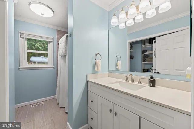 a view of a livingroom with a workspace