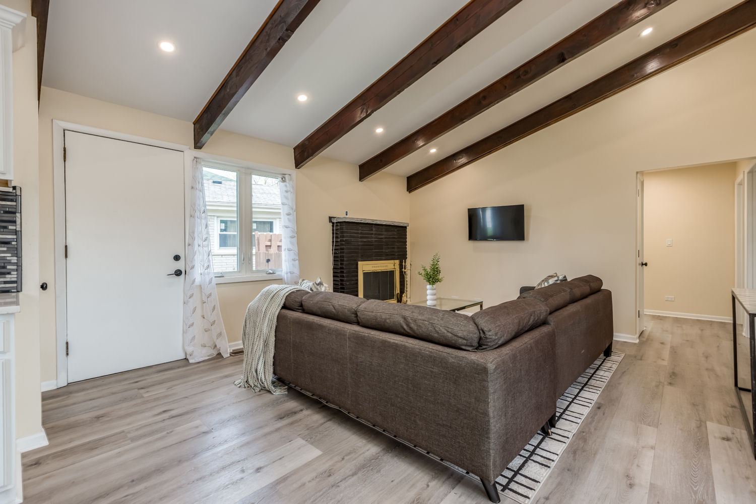 8447 Gross Point Road Skokie, IL 60077 - Photo 4 of 36 Gallery Image 4