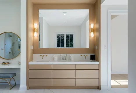 a view of sitting area with furniture