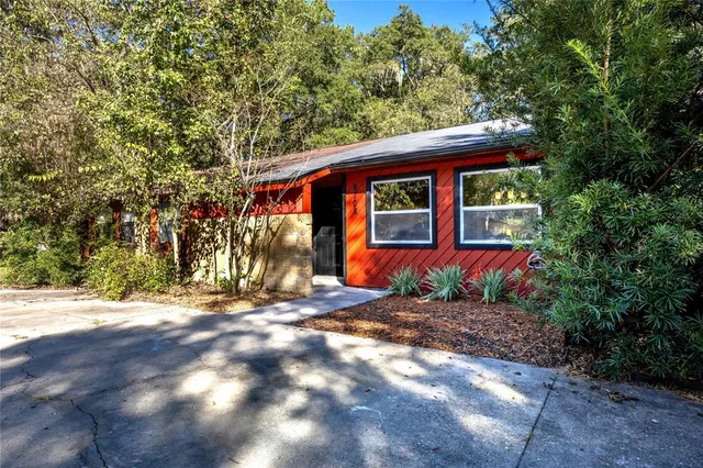 a view of a house with backyard