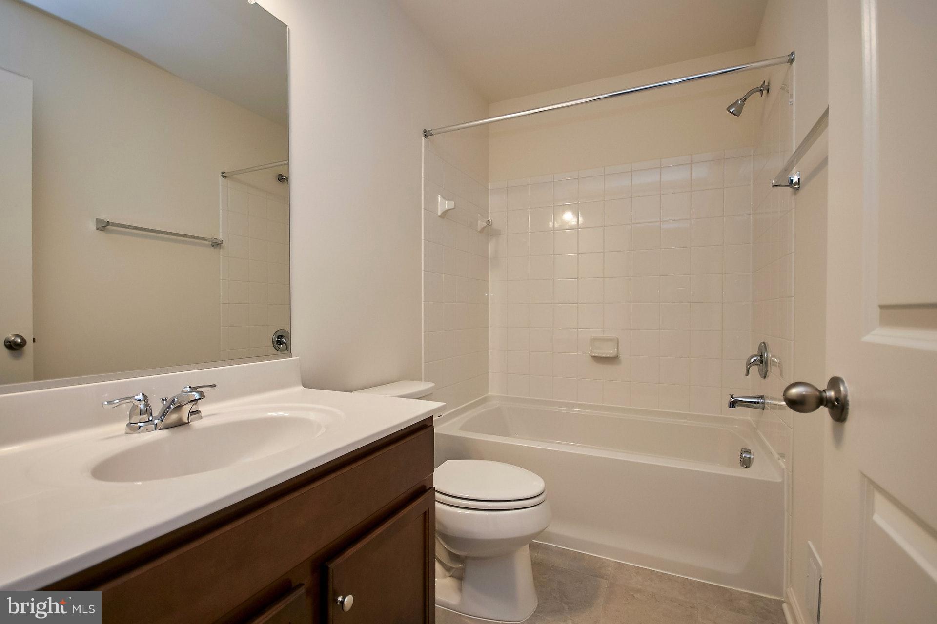 43428 Robey Square Ashburn, VA 20148 - Photo 19 of 30 Upper level Hall Bath