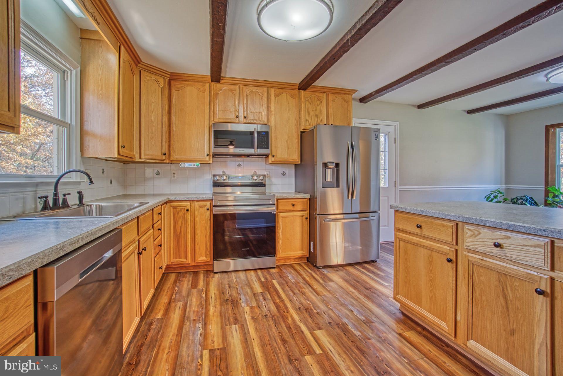 19822 Smith Circle Ashburn, VA 20147 - Photo 12 of 52 Gorgeous Beamed Kitchen