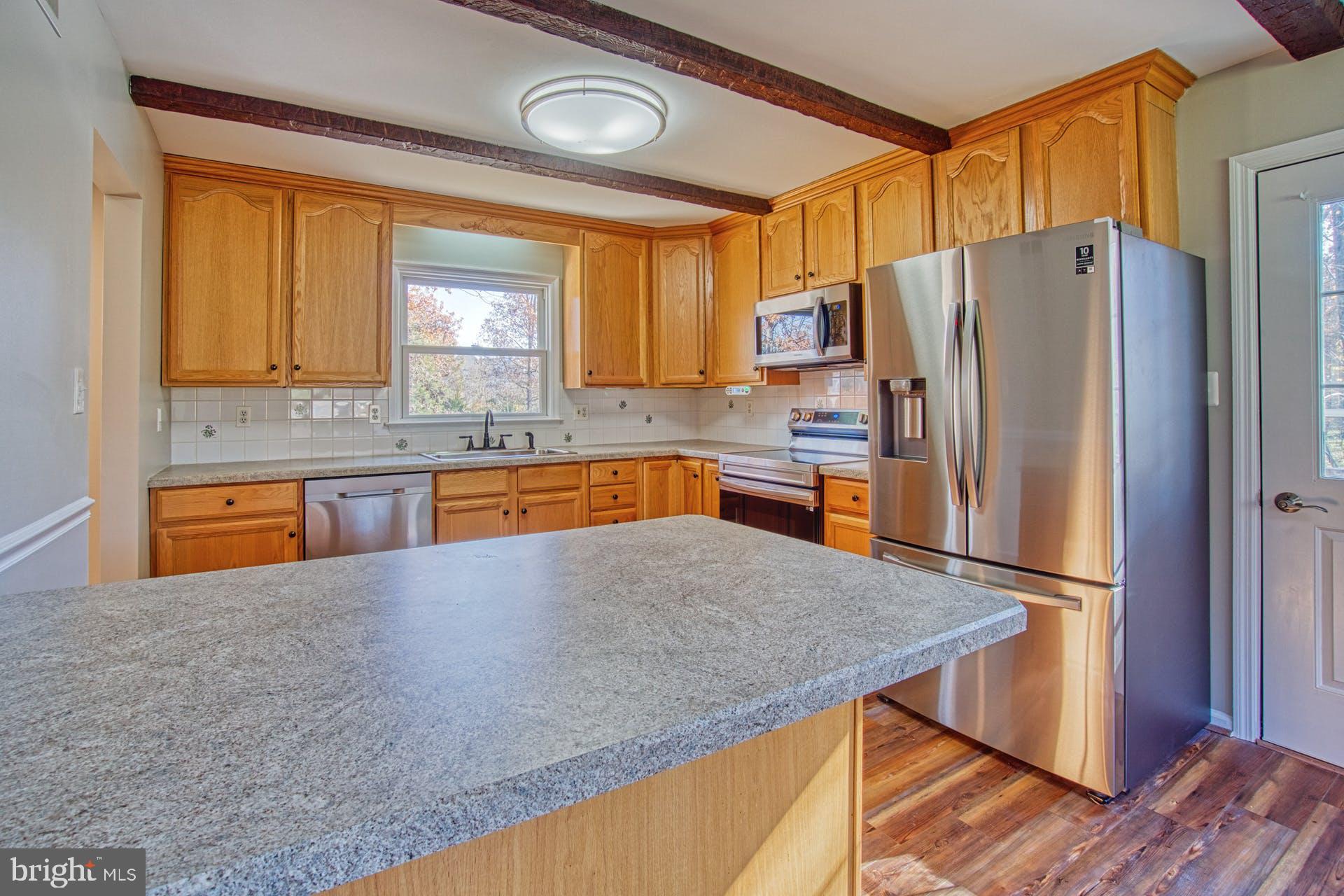 19822 Smith Circle Ashburn, VA 20147 - Photo 14 of 52 Huge Peninsula Counter with Breakfast Bar