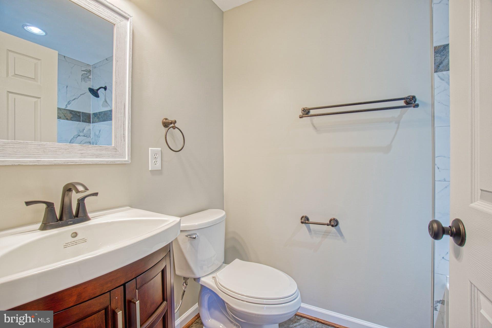 19822 Smith Circle Ashburn, VA 20147 - Photo 23 of 52 Secondary Bathroom