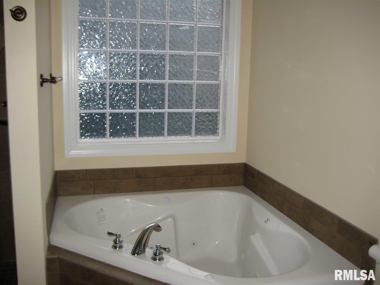 1834 Kern Road Washington, IL 61571 - Photo 16 of 27 Gallery Image 16