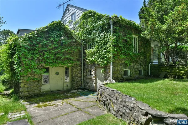 $1,275,000 | 584 West Saddle River Road, Upper Saddle River, NJ 07458