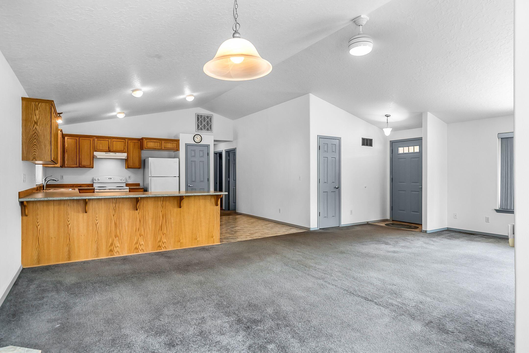 16153 Hawks Lair Road La Pine, OR 97739 - Photo 10 of 22 LapineInsidefrontarea
