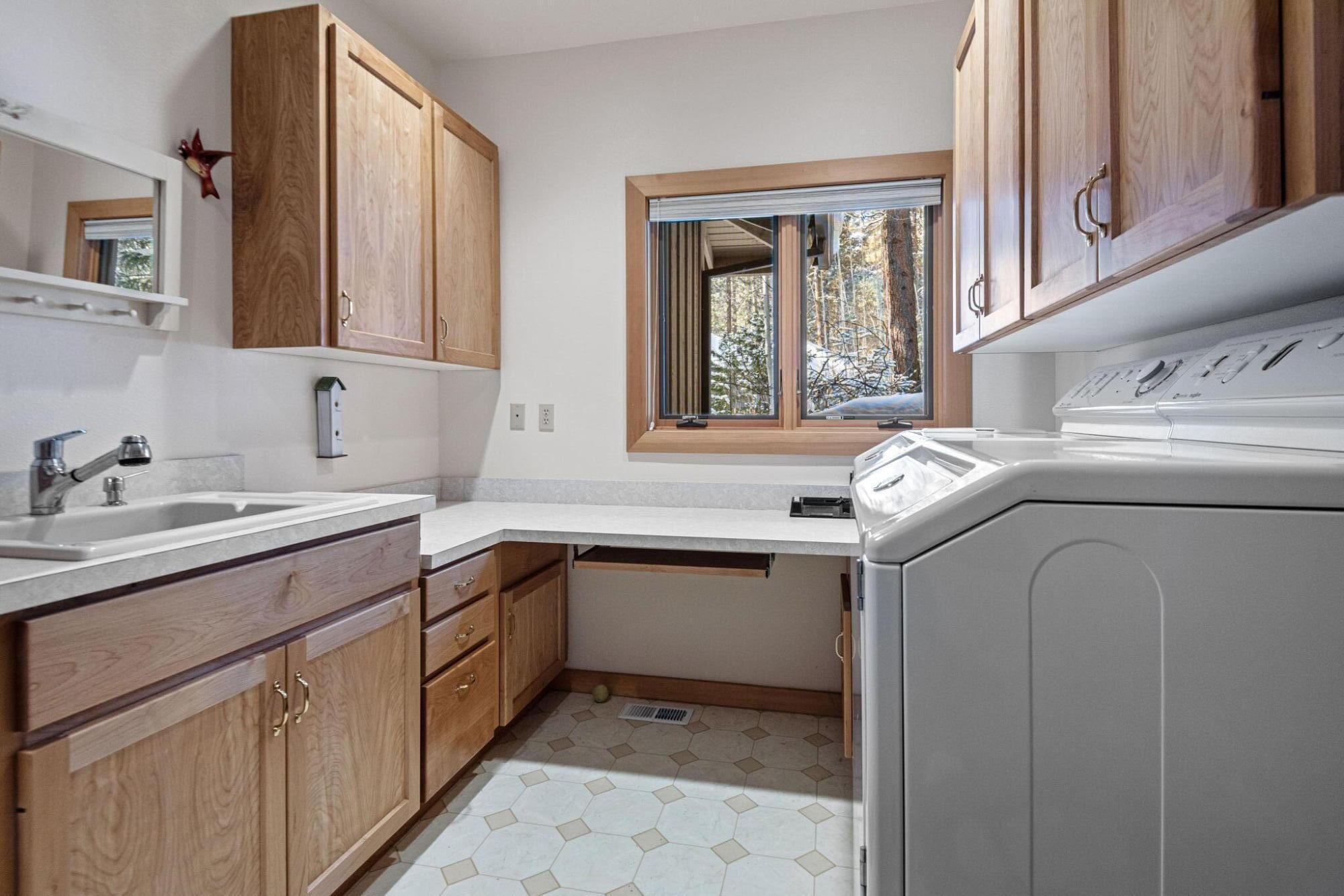 13614 Red Maid Black Butte Ranch, OR 97759 - Photo 18 of 21 Laundry Room & Pantry