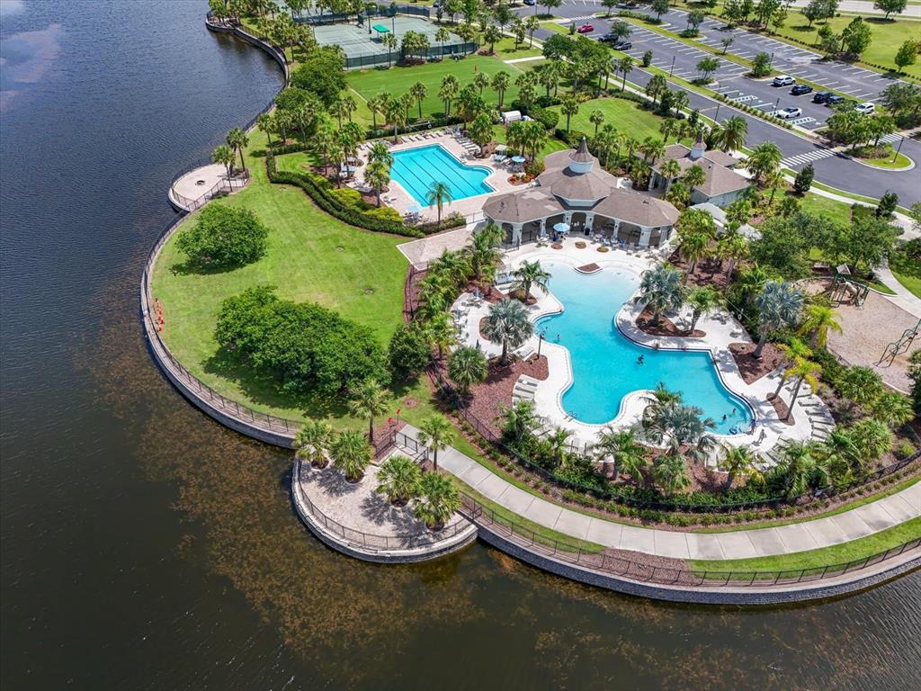 9607 Lemon Drop Loop Ruskin, FL 33573 - Photo 29 of 31 a view of a garden with a lot of plants