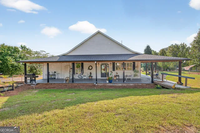 a view of a back yard