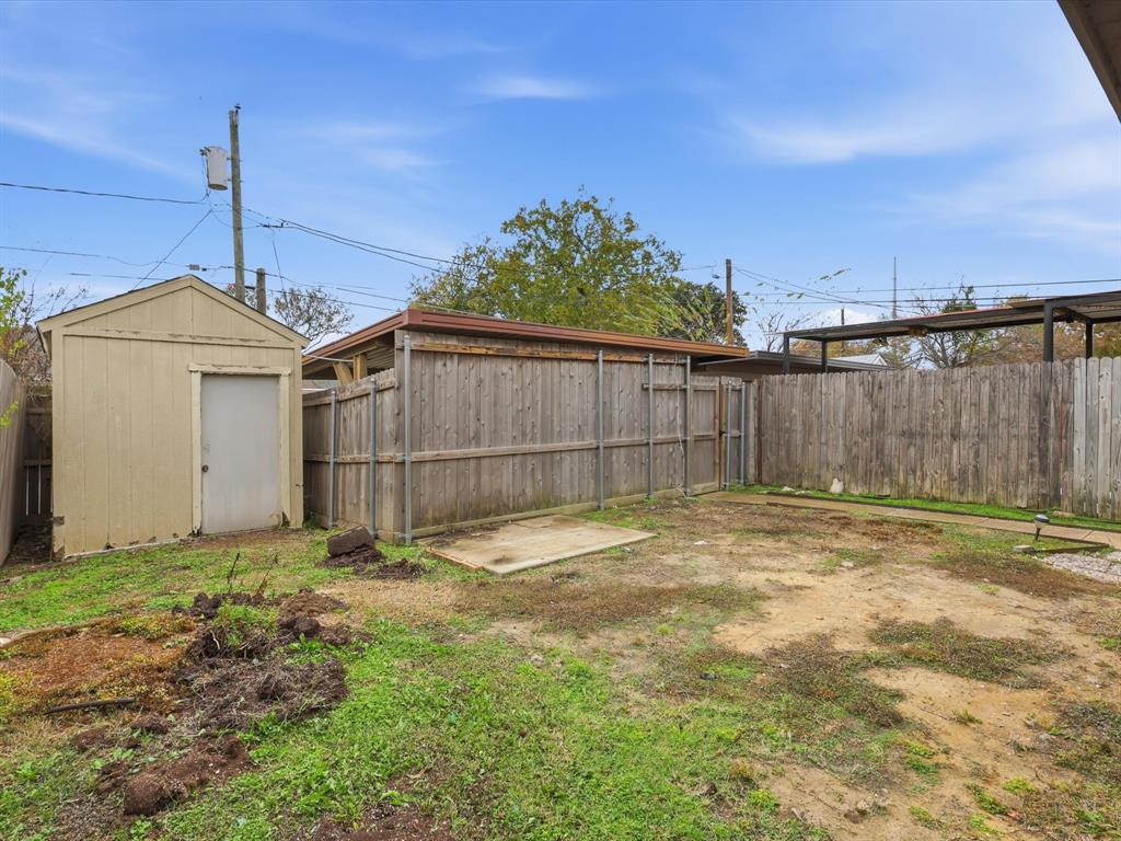 321 Gregory Lane Grand Prairie, TX 75052 - Photo 26 of 27 a backyard of a house