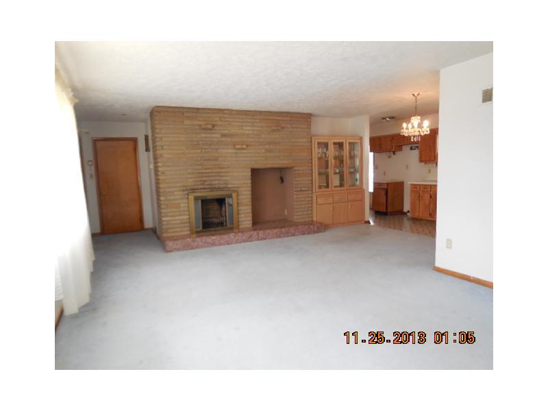 270 Meadowbrook Road Hermitage, PA 16148 - Photo 2 of 14 Living Room.