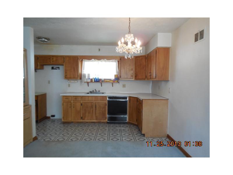 270 Meadowbrook Road Hermitage, PA 16148 - Photo 3 of 14 Kitchen.